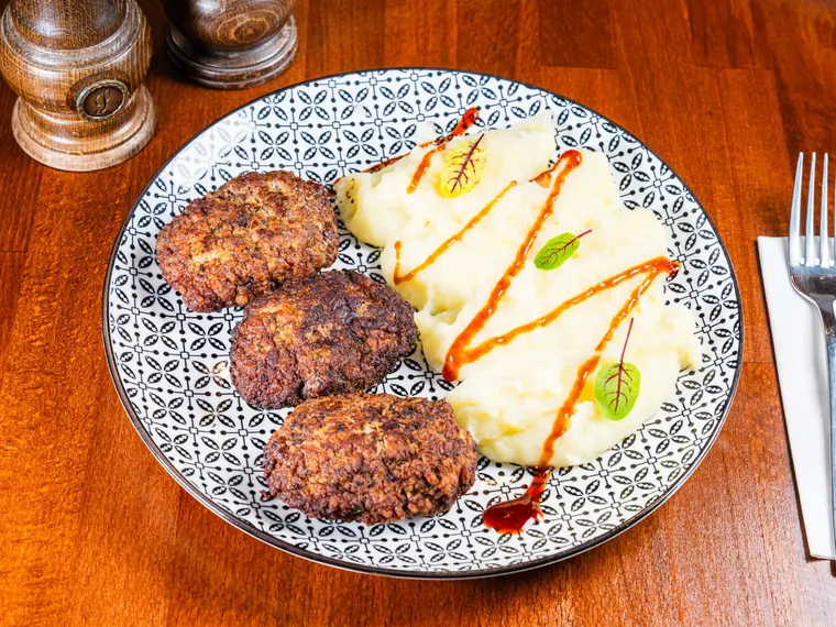 A plate of pârjoale moldovenești (moldavian meat patties) with mashed potatoes, at Ciorbe La Ion